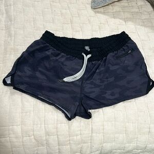 Vuori women’s shorts size L, black/grey camouflage Clementine shorts 2.0